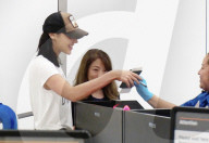 PEOPLE - Auch "Wonder Woman" Gal Gadot muss durch die Sicherheitskontrolle