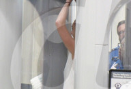 PEOPLE - Auch "Wonder Woman" Gal Gadot muss durch die Sicherheitskontrolle