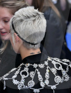 PEOPLE - Dekoriert und tätowiert: Cara Delevingne