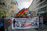 NEWS - München: Regenschirm-Demo gegen Pegida