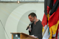 NEWS - München: Regenschirm-Demo gegen Pegida