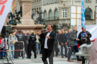 NEWS - München: Regenschirm-Demo gegen Pegida
