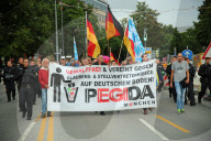 NEWS - München: Regenschirm-Demo gegen Pegida