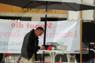 NEWS - München: Regenschirm-Demo gegen Pegida