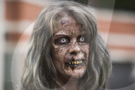 PEOPLE - "Zombies" am Grab des Regisseurs George A. Romero