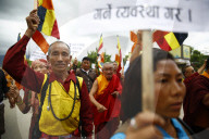 NEWS - Nepal: Buddhistische MÃ¶nche demostrieren fÃ¼r den Wiederaufbau ihrer KlÃ¶ster
