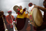 NEWS - Nepal: Buddhistische MÃ¶nche demostrieren fÃ¼r den Wiederaufbau ihrer KlÃ¶ster