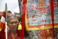 NEWS - Nepal: Buddhistische MÃ¶nche demostrieren fÃ¼r den Wiederaufbau ihrer KlÃ¶ster