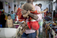 FEATURE - Siamesische ZwillingsmÃ¤dchen im Spital von Dhaka