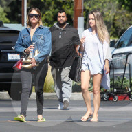 PEOPLE - Ashley Benson lässt sich im Nagelstudio verwöhnen