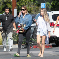 PEOPLE - Ashley Benson lässt sich im Nagelstudio verwöhnen