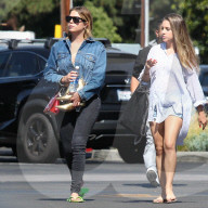 PEOPLE - Ashley Benson lässt sich im Nagelstudio verwöhnen