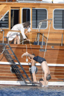 EXKLUSIV - Die belgischen Royals kühlen sich vor den griechischen Inseln ab