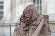 FEATURE - Vergängliches Kriegs-Denkmal: Lehmsoldat in London schmilzt vor sich hin