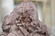 FEATURE - Vergängliches Kriegs-Denkmal: Lehmsoldat in London schmilzt vor sich hin