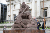 FEATURE - Vergängliches Kriegs-Denkmal: Lehmsoldat in London schmilzt vor sich hin