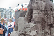 FEATURE - Vergängliches Kriegs-Denkmal: Lehmsoldat in London schmilzt vor sich hin