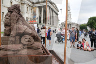 FEATURE - Vergängliches Kriegs-Denkmal: Lehmsoldat in London schmilzt vor sich hin