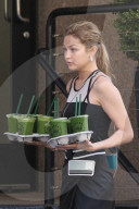 PEOPLE - Gekonnt serviert Gigi Hadid grüne Juice in Tribeca