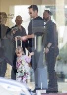 EXKLUSIV - Hugh Jackman spielt mit der Tochter von Freunden in Sydney