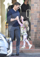 EXKLUSIV - Hugh Jackman spielt mit der Tochter von Freunden in Sydney