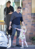 EXKLUSIV - Hugh Jackman spielt mit der Tochter von Freunden in Sydney