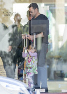 EXKLUSIV - Hugh Jackman spielt mit der Tochter von Freunden in Sydney