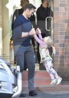 EXKLUSIV - Hugh Jackman spielt mit der Tochter von Freunden in Sydney