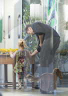 EXKLUSIV - Hugh Jackman spielt mit der Tochter von Freunden in Sydney