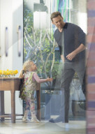 EXKLUSIV - Hugh Jackman spielt mit der Tochter von Freunden in Sydney