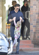 EXKLUSIV - Hugh Jackman spielt mit der Tochter von Freunden in Sydney