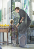 EXKLUSIV - Hugh Jackman spielt mit der Tochter von Freunden in Sydney