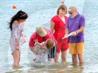 FEATURE - Taufe am Strand von Dorset