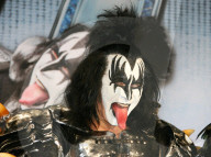 FEATURE - Kalb sieht aus wie Gene Simmons von Kiss