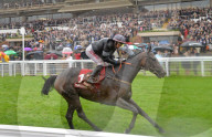 FEATURE - Ein Hauch von Ascot: Qatar Goodwood Pferderennen in West Sussex