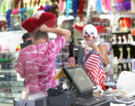 PEOPLE - Youtube-Schreck Jake Paul kauft sich eine "Scary Clown"-Maske