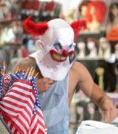PEOPLE - Youtube-Schreck Jake Paul kauft sich eine "Scary Clown"-Maske