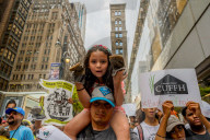 NEWS - New York: Proteste mit Schuhen gegen Trump's Anti-Immigrantions Agenda