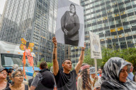 NEWS - New York: Proteste mit Schuhen gegen Trump's Anti-Immigrantions Agenda
