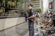 NEWS - New York: Proteste mit Schuhen gegen Trump's Anti-Immigrantions Agenda