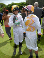 FEATURE - Ladies Day am Qatar Goodwood Pferderennen in West Sussex