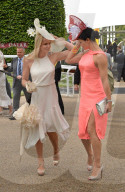 FEATURE - Ladies Day am Qatar Goodwood Pferderennen in West Sussex