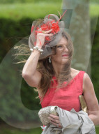 FEATURE - Ladies Day am Qatar Goodwood Pferderennen in West Sussex