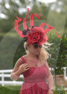 FEATURE - Ladies Day am Qatar Goodwood Pferderennen in West Sussex