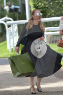 FEATURE - Ladies Day am Qatar Goodwood Pferderennen in West Sussex
