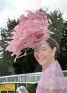 FEATURE - Ladies Day am Qatar Goodwood Pferderennen in West Sussex