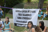 NEWS - Ankara: Frauen demonstrieren gegen das türkische Parlament