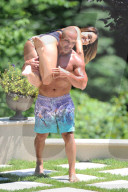 PEOPLE - Melissa Gorga wird von ihrem Mann Joe mit der Handykamera abgelichtet