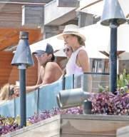 PEOPLE -  Malibu: Alessandra Ambrosio beobachtet ihre Kinder am Beach