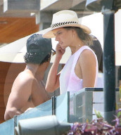 PEOPLE -  Malibu: Alessandra Ambrosio beobachtet ihre Kinder am Beach